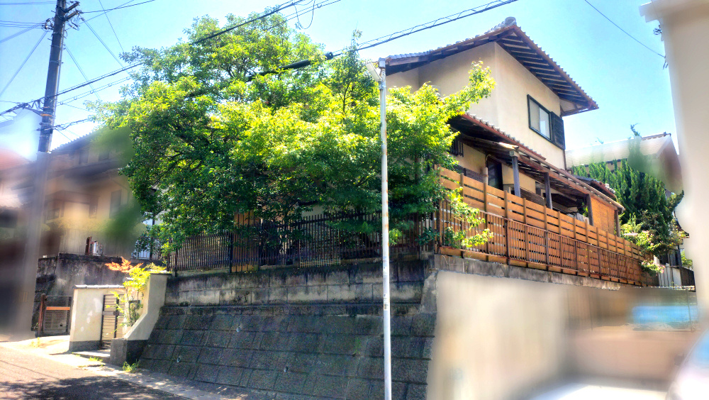 つつじが丘２丁目古家付土地の外観|敷地西側は前面道路と高低差あり