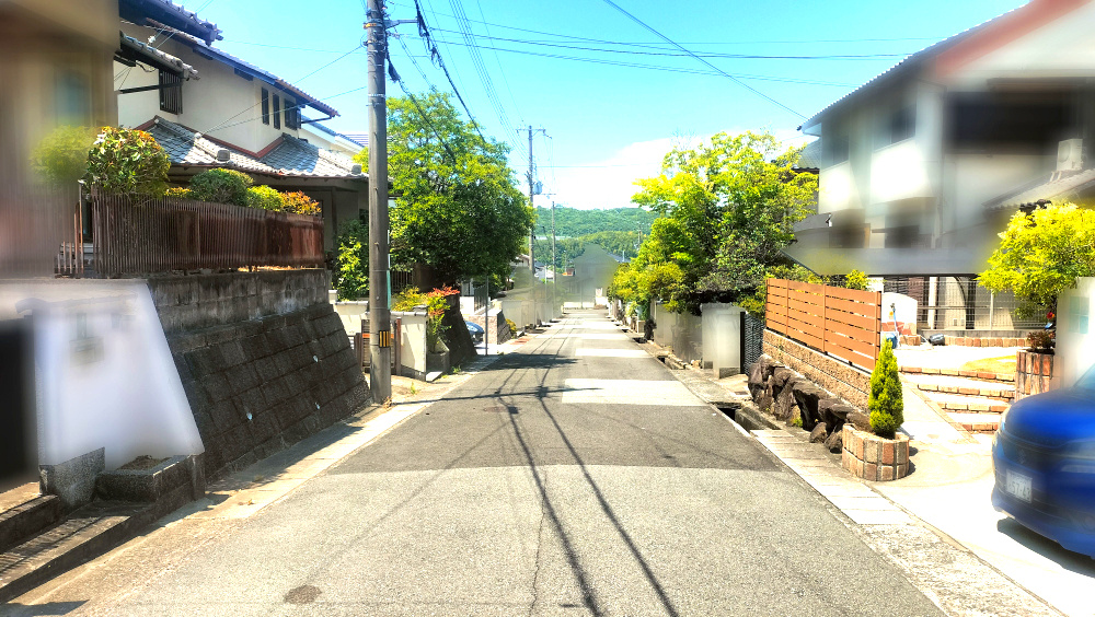 つつじが丘２丁目古家付土地の前面道路含む現地写真|前面幅員約6ｍの公道に接面