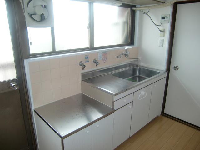 グランディア六甲道駅前のキッチン|窓が付いてます