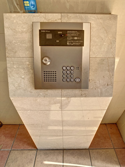 北九州市八幡西区上香月３丁目の賃貸マンションのエントランス