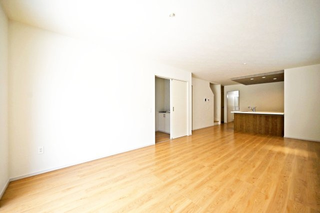 テラシエ福井町新築一戸建て全4区画│4LDK+駐車2台可の居間・リビング|キッチンは対面式ながらカウンタータイプの為手元を隠しながら調理とコミュニケーションの両立が可能。実用性と意匠性を兼ね備えたLDKに仕上がりました。