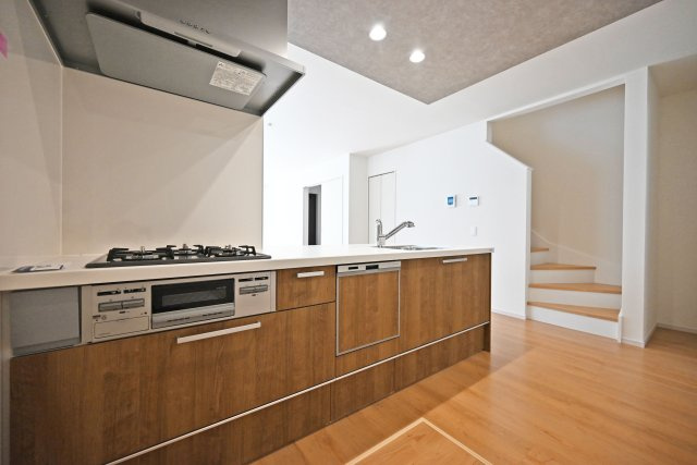 テラシエ福井町新築一戸建て全4区画│4LDK+駐車2台可のキッチン|1階キッチン奥側から撮影した写真です。浄水器一体型水栓、フラット整流板、食器洗い乾燥機などの充実した設備内容です。