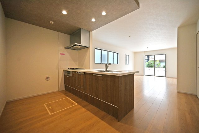 テラシエ福井町新築一戸建て全4区画│4LDK+駐車2台可のキッチン|1階LDKをキッチン越しに撮影した現地内観写真です。 広くて使いやすいキッチンは折り下げ天井を採用しており、 オシャレな空間に仕上がりました。