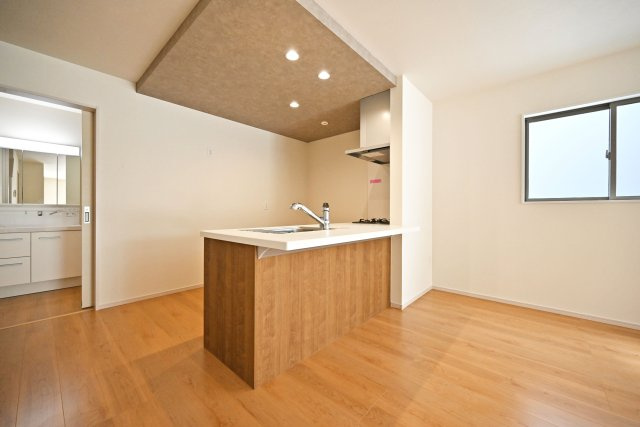 テラシエ福井町新築一戸建て全4区画│4LDK+駐車2台可のキッチン|キッチン上部は折下天井を採用でデザイン性を向上させています。ダウンライトを4基採用し、作業性を確保。