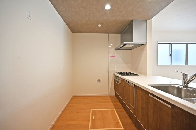 テラシエ福井町新築一戸建て全4区画│4LDK+駐車2台可のキッチン|キッチンスペースはカップボードを置いてユニットの収納庫を開いても十分作業できる幅を設けました。