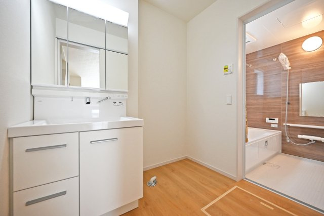 テラシエ福井町新築一戸建て全4区画│4LDK+駐車2台可の独立洗面台|洗面室に入ってすぐの内観写真です。900mm幅のシャンプードレッサーを導入しており、広々と使用できます。十分な明るさのある2照明を採用し、朝支度もスムーズに進みます。