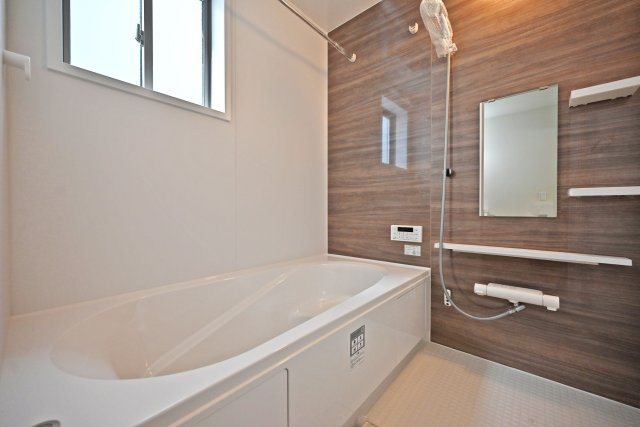 テラシエ福井町新築一戸建て全4区画│4LDK+駐車2台可の浴室|1階浴室の内観写真です。浴室暖房乾燥機付きの1616サイズ、Housetec製のユニットバスを導入しました。