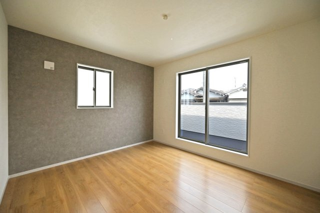 テラシエ福井町新築一戸建て全4区画│4LDK+駐車2台可の洋室|主寝室にはアクセントクロスを配置し、採光も十分に考えた設計をしています。 アクセントクロスはそんなときの「発想」を手助けします。