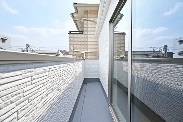 テラシエ福井町新築一戸建て全4区画│4LDK+駐車2台可のバルコニー|2階バルコニーには奥行きがあってたくさんの洗濯物を干すことができ、陽光がたっぷりと室内に行き届きます。