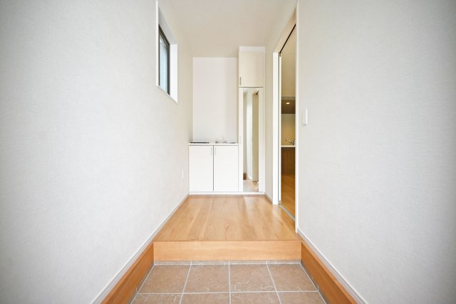 テラシエ福井町新築一戸建て全4区画│4LDK+駐車2台可の玄関|1階玄関に入ってすぐの内観写真です。 上部まで収納があるシューズBOX付き。 毎日使う玄関回りも常に片付いた状態を維持できそうです。
