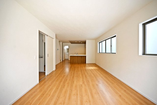 テラシエ福井町新築一戸建て全4区画│4LDK+駐車2台可の居間・リビング|1階LDKをリビング側から正面に撮影した内観写真です。ナチュラルテイストな内装はどんな家具も合わせやすく、お好みのインテリアコーディネートをお楽しみいただけます。