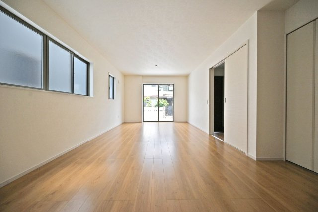 テラシエ福井町新築一戸建て全4区画│4LDK+駐車2台可の居間・リビング|1階LDKをキッチン側から正面に撮影した内観写真です。奥行きがある縦長リビングなので、収納や家具の配置、インテリアコーディネートがしやすいです。