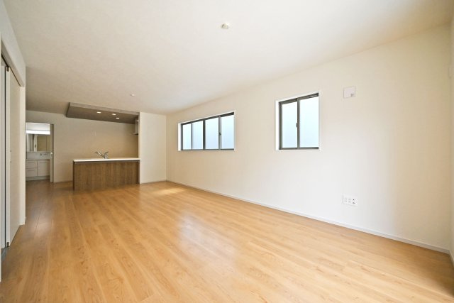 テラシエ福井町新築一戸建て全4区画│4LDK+駐車2台可の居間・リビング|LDKは20.7帖でダイニングテーブルやソファーを設置しても十分な広さとなっております！ 折り下げ天井が採用されたLDKがとても華やかな空間となっております。