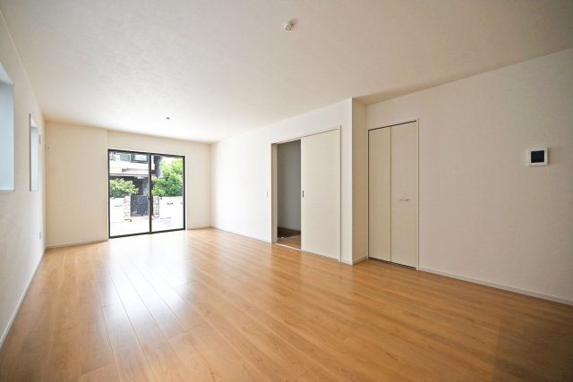 テラシエ福井町新築一戸建て全4区画│4LDK+駐車2台可の居間・リビング|ダイニングは「誰かが座っても通行の邪魔にならない」ストレスフリーの広さを確保。キッチンからの配膳効率も良いのが魅力です。