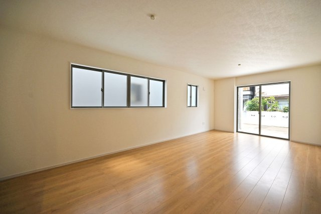 テラシエ福井町新築一戸建て全4区画│4LDK+駐車2台可の居間・リビング|対面式キッチンやリビング階段で家族同士のつながりを感じやすい設計を基調としています。キッチンに折下天井を設けるなどデザイン性を向上させた内観に仕上がりました。