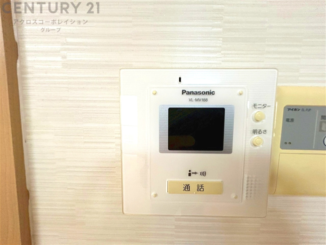 訪問者が来たときにテレビ画面で確認できるため、安心してドアを開けられます。録画機能があるものもあり、留守中に来訪者を記録しておくことができます。利便性が高く、セキュリティ面でも安心です