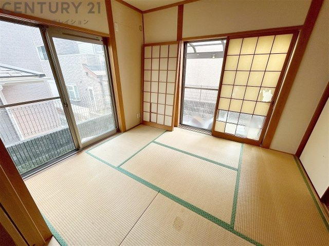 リビング横の和室スペースはリビングと続きで利用してもデザイン性のとれる洋風和室になります。やっぱり一室は欲しい和室は客間や小さなお子様の寝かせ付けなどにも便利です。