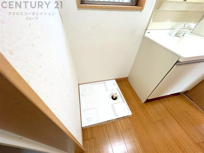 洗濯物の仕分け作業がしやすく、整理整頓が容易になります。洗濯音や湿気を他の部屋に持ち込まず、生活環境を快適に保ちます。上部を活用すれば収納スペースを確保でき洗剤や洗濯用品の整理もしやすくなります。