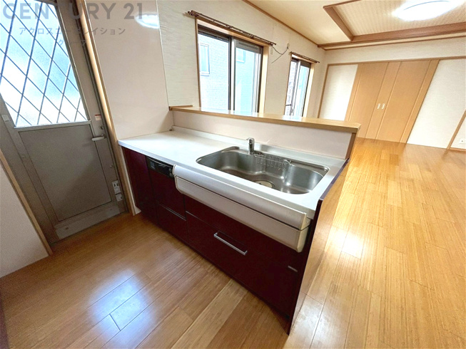 キッチン前のダイニングスペース　カウンターキッチンから料理の受け渡し等に便利です。ダイニングセットを置いても十分な広さを確保。