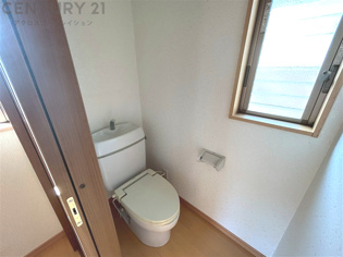 温水洗浄便座付トイレは温水洗浄機能により、暖かい水でおしりを洗浄することができ、冷たい水を使う従来の便座に比べ、温水洗浄機能で暖かいトイレを提供し、快適な使用を可能にします。