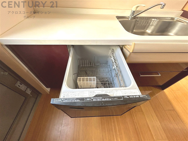 手洗いに比べて時間や労力を節約できることです。また、高温のお湯で洗浄されるため、雑菌や細菌を殺菌する効果もあります。さらに、乾燥機能があるため、手で拭く手間も省け衛生的に保管できます。