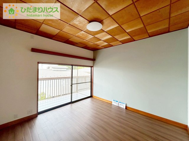 ひたちなか市八幡町　中古戸建の寝室|天井の高い主寝室。ゆっくりと過ごせる大人のくつろぎ空間！