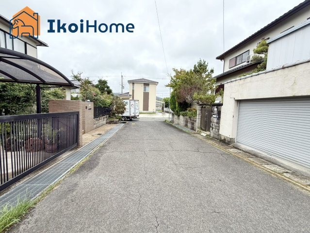 神戸市西区桜が丘東町2丁目　土地の前面道路含む現地写真|両面道路になります。北西側　幅員6ｍ、南東側　幅員9ｍでゆったりしていますので、駐車の際も安心です。