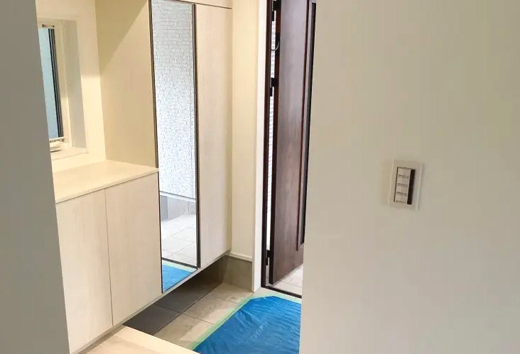 西区観音新町1丁目　№35955の玄関|全身鏡付きで
身だしなみチェックにも
便利です◎