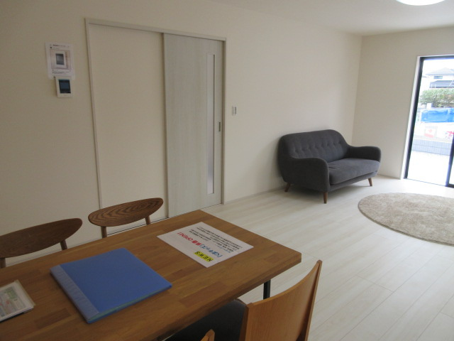 【仲介手数料無料】新築戸建　熊谷市石原1-53（全1棟）の居間・リビング