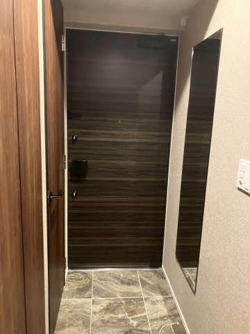 レーベン福岡天神ONE TOWERの玄関|収納もある玄関です