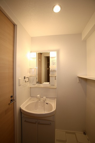 新品家具付きマンション比恵町11(KaGood福岡)の洗面所|広い洗面スペース