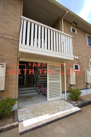 アルル【10，000円キャッシュバック対象物件】のエントランス|ゆとりのあるエントランスです