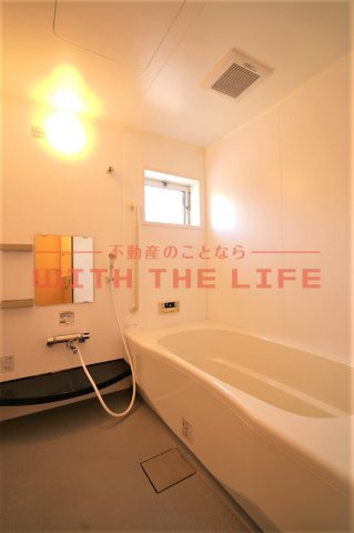 アルル【10，000円キャッシュバック対象物件】の浴室|朝の支度にも助かる、独立の洗髪洗面化粧台