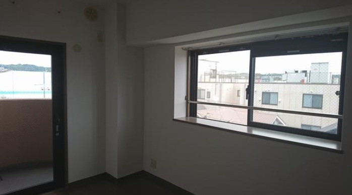 プラザハイツ二ツ屋D棟の居間・リビング