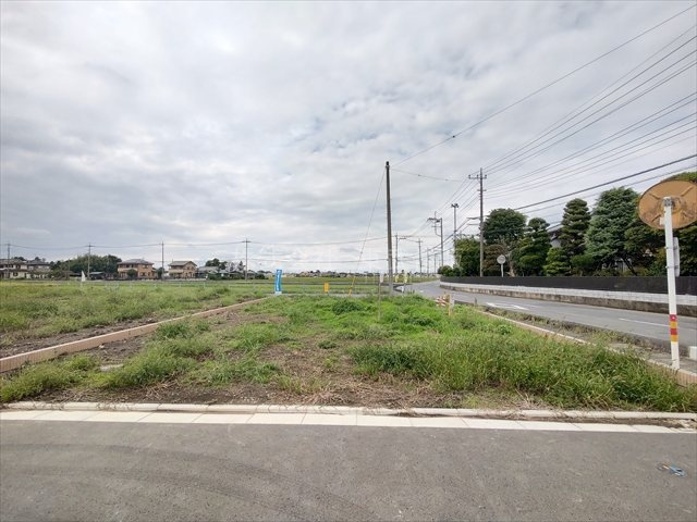 【前面道路含む現地写真】 | 川越市鴨田　全9区画　A区画 | 住環境良好です