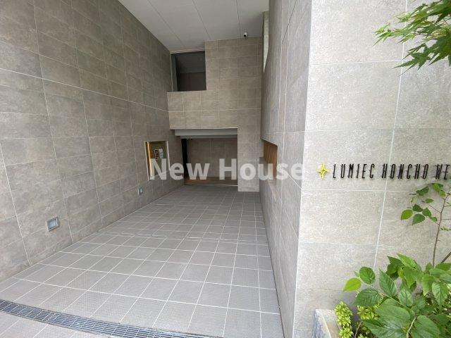 ルミーク本町ウェストのエントランス