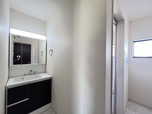 橿原市曽我町７期の洗面所|鏡うらが収納になった3面鏡付き洗面化粧台