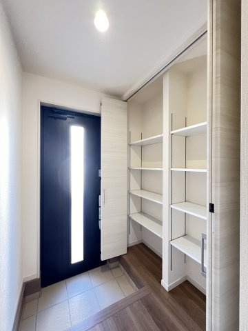 橿原市曽我町７期の玄関|大容量のシューズボックス付き