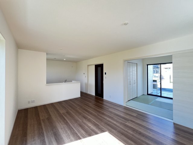 橿原市曽我町７期の居間・リビング|ＬＤＫ16帖　明るく開放的な空間です♪