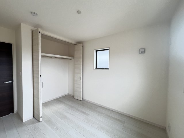 橿原市曽我町７期の洋室|明るい洋室5.2帖クローゼット付き