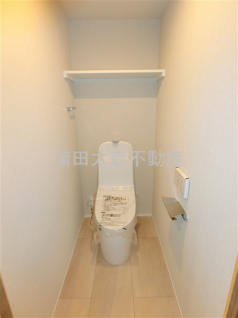 EDIT大森のトイレ|棚と温水洗浄便座付きのトイレ　