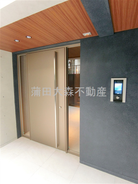 EDIT大森のエントランス|防犯カメラTVモニター付オートロック宅配BOXメールBOX