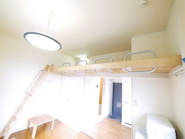 レオパレスカサの洋室|明るい洋室です