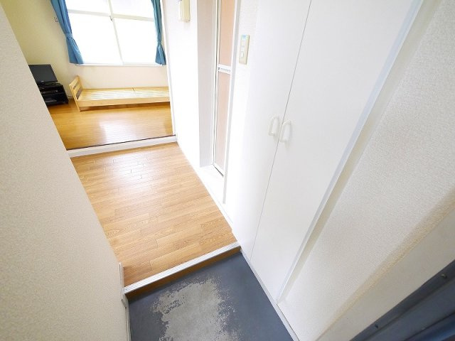 レオパレスカサの玄関|明るい玄関です