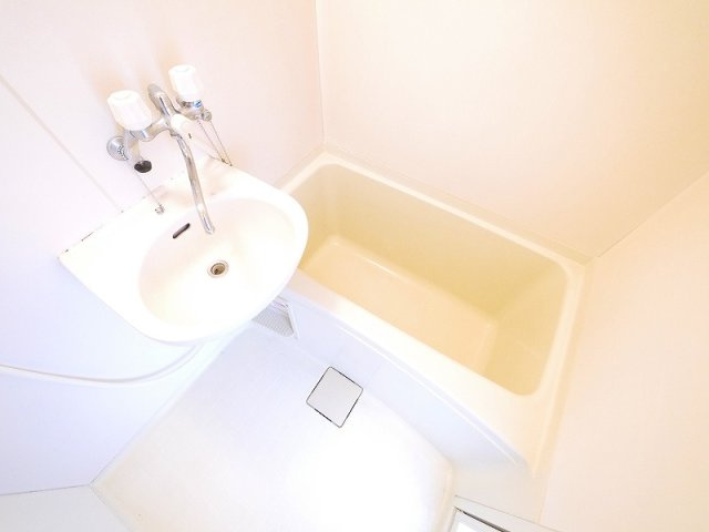 レオパレスカサの浴室|きれいなお風呂です