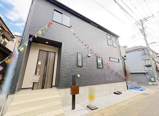 【外観】 | 富士見市水谷東3丁目　新築一戸建住宅　全1棟　(志木本店) | 現地（2025年9月18日）撮影／角地ならではの開放感、2025年12月完成予定の新築戸建て