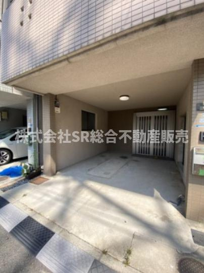 日下町5丁目中古戸建の駐車場|お車をお持ちの方には嬉しい駐車場はビルトインガレージ（車種による）です！雨に濡れずにお家に出入りできます。