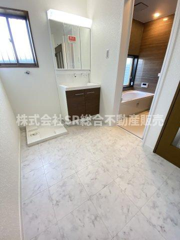 日下町5丁目中古戸建の脱衣所|室内洗濯機置場もあり広々とした脱衣場です！