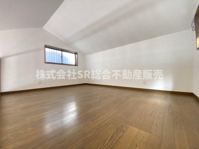 日下町5丁目中古戸建の洋室|ロフトです♪遊び場、ワークスペース、寝室、物置等多用途に使えます。