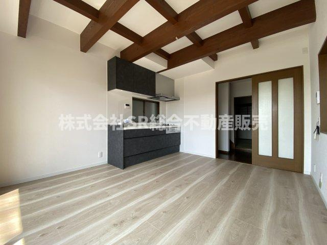 日下町5丁目中古戸建のキッチン|ご家族で食卓を囲める広さは十分あります！